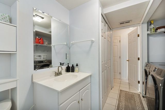 2 Pinebrook Ln, Worcester, MA 01609