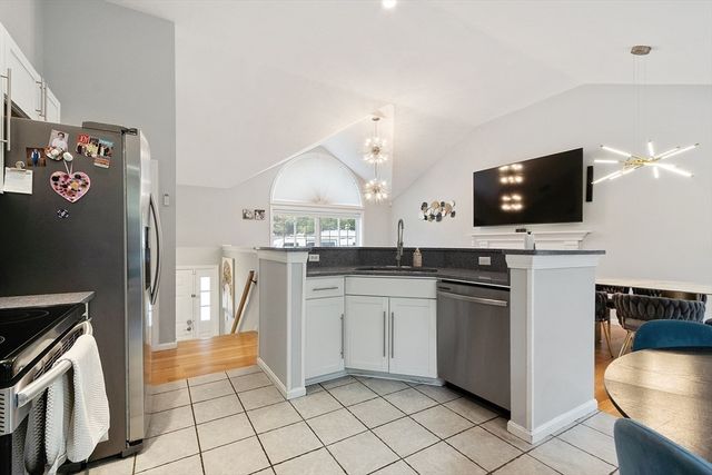 2 Pinebrook Ln, Worcester, MA 01609