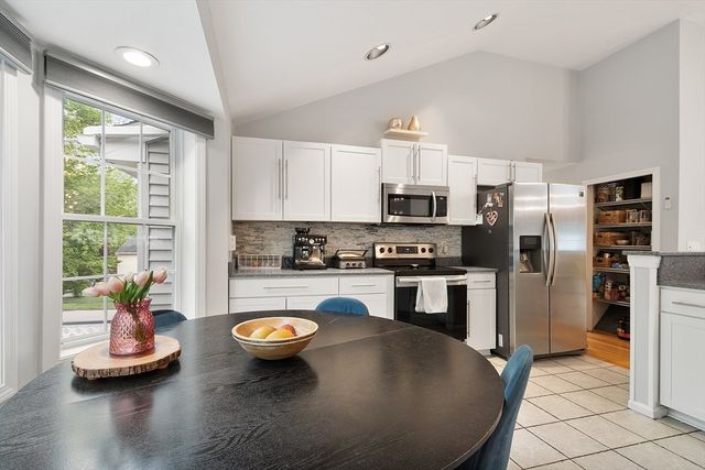 2 Pinebrook Ln, Worcester, MA 01609