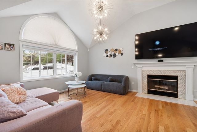 2 Pinebrook Ln, Worcester, MA 01609