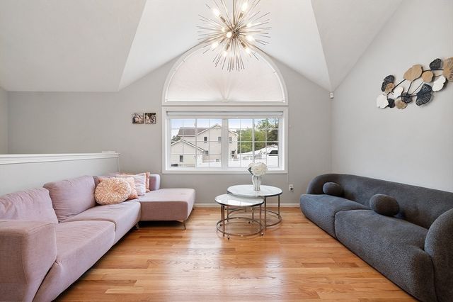 2 Pinebrook Ln, Worcester, MA 01609