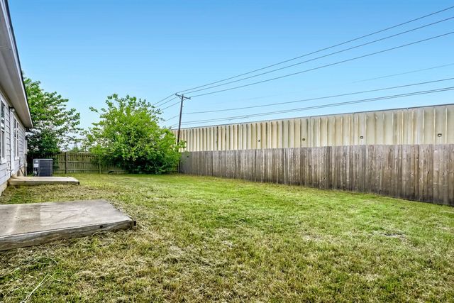 805 Debra DR, Taylor, TX 76574