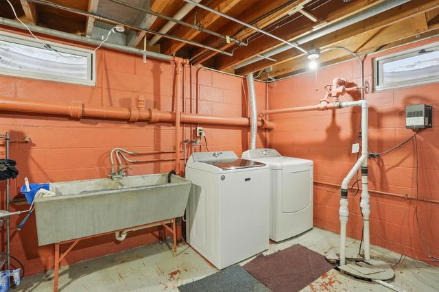941 W 54th Place, Merrillville, IN 46410
