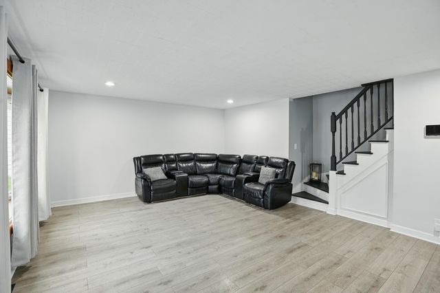 941 W 54th Place, Merrillville, IN 46410