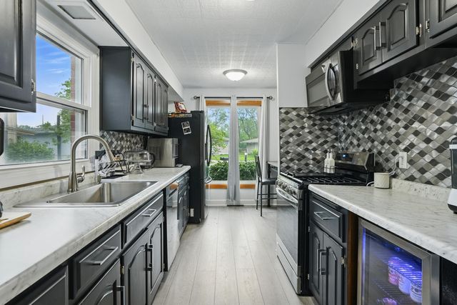 941 W 54th Place, Merrillville, IN 46410