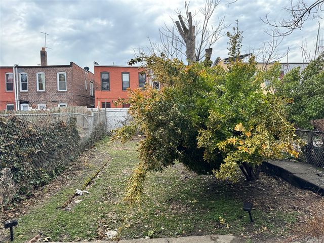 946 E 215th Street, Bronx, NY 10469