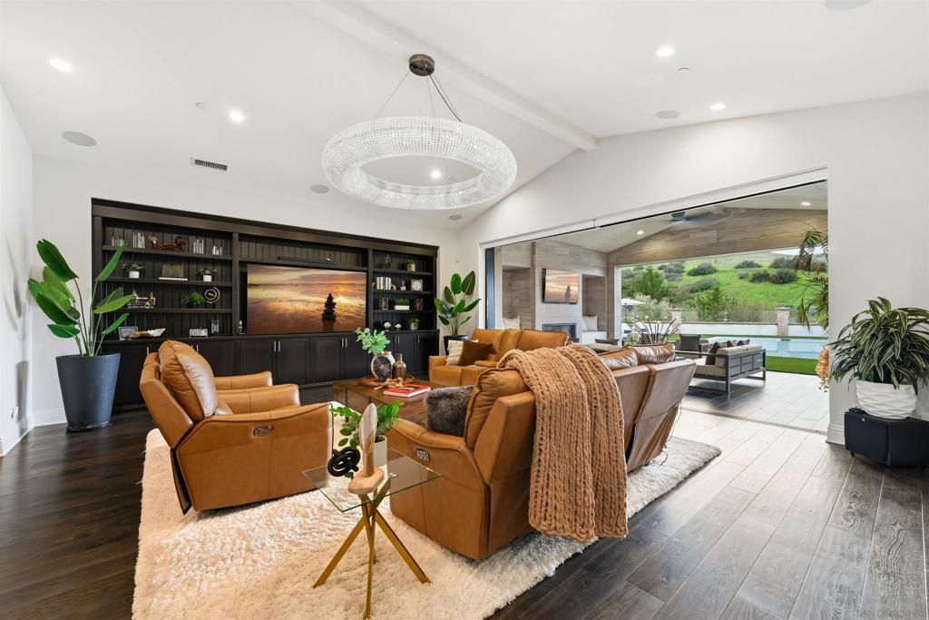 Image 7 of property listing at 14849 Chesfield Ct, San Diego, CA 92127