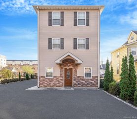 123 Clinton B, Mineola, NY 11501