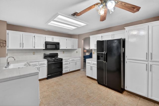 810 River Raft Ct, Modesto, CA 95351