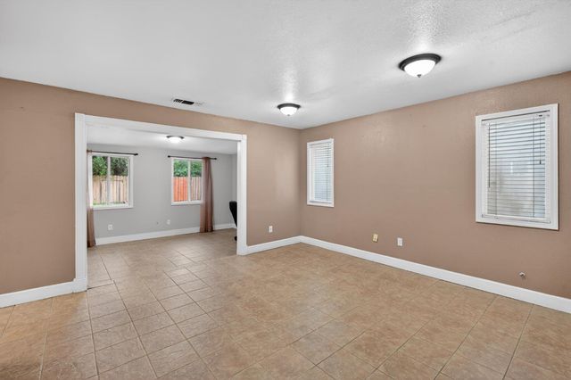 810 River Raft Ct, Modesto, CA 95351