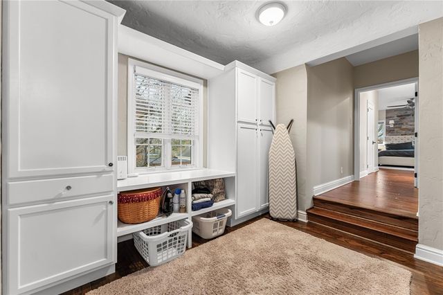 1401 Navahoe Dr, Mt Lebanon, PA 15228