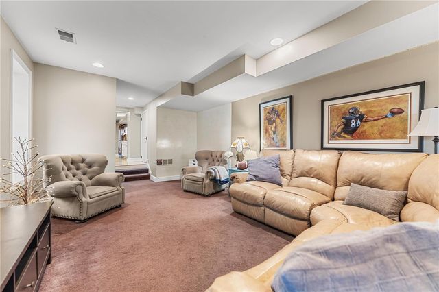 1401 Navahoe Dr, Mt Lebanon, PA 15228