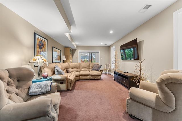 1401 Navahoe Dr, Mt Lebanon, PA 15228