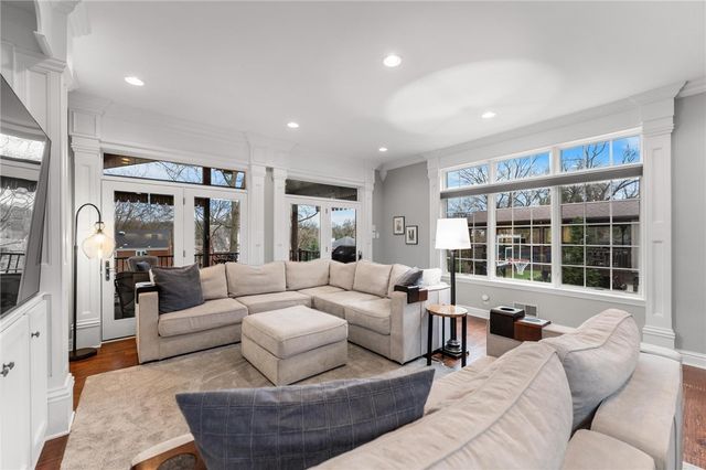 1401 Navahoe Dr, Mt Lebanon, PA 15228