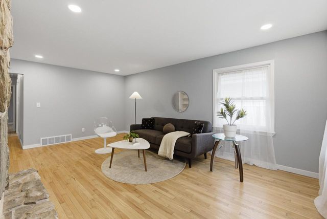 2619 Bolivar AVENUE, Saint Francis, WI 53235