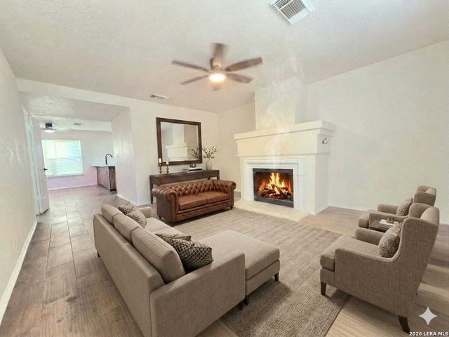 5 Stallion Hls, San Antonio, TX 78238