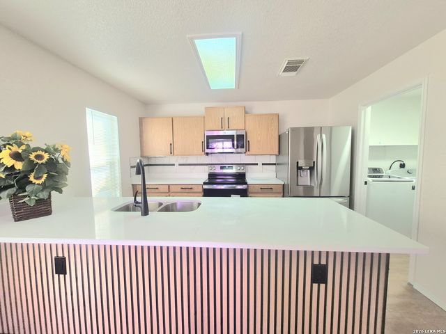 5 Stallion Hls, San Antonio, TX 78238