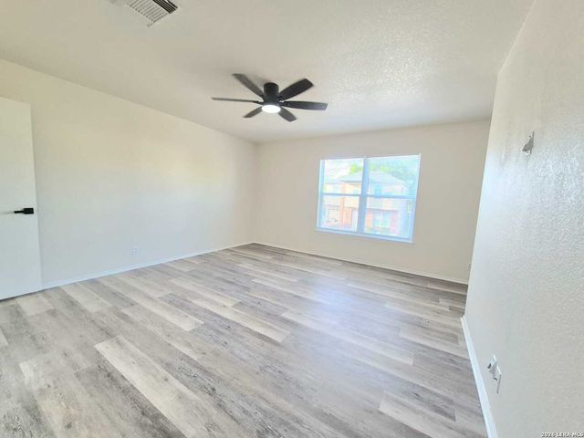 5 Stallion Hls, San Antonio, TX 78238