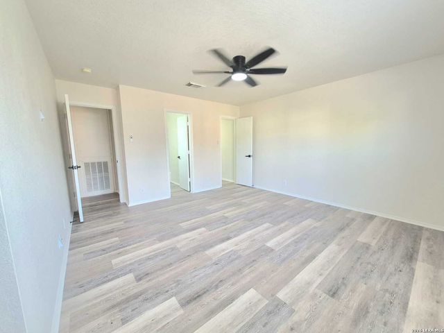 5 Stallion Hls, San Antonio, TX 78238