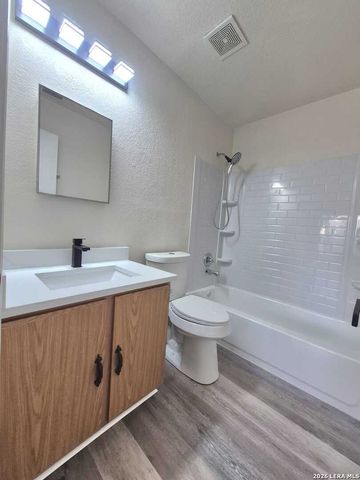 5 Stallion Hls, San Antonio, TX 78238
