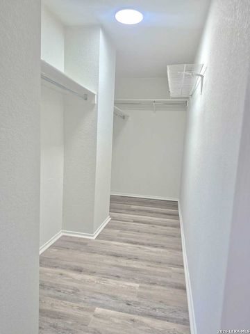 5 Stallion Hls, San Antonio, TX 78238