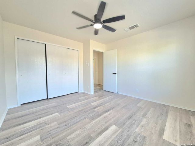 5 Stallion Hls, San Antonio, TX 78238