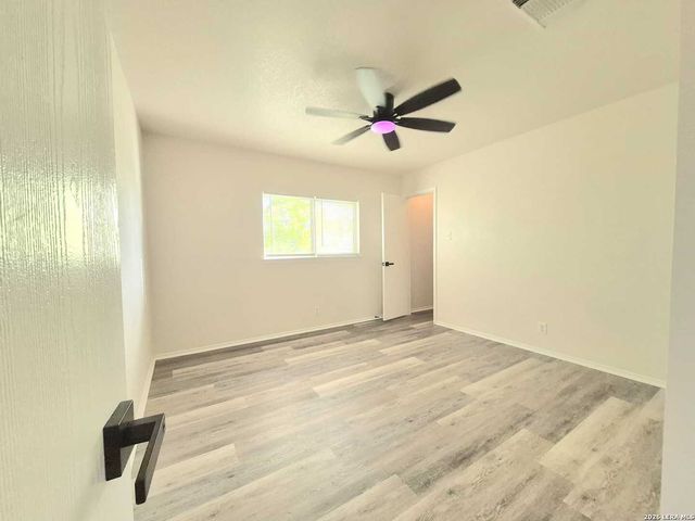 5 Stallion Hls, San Antonio, TX 78238