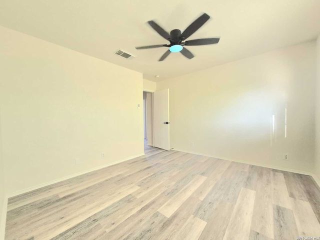 5 Stallion Hls, San Antonio, TX 78238