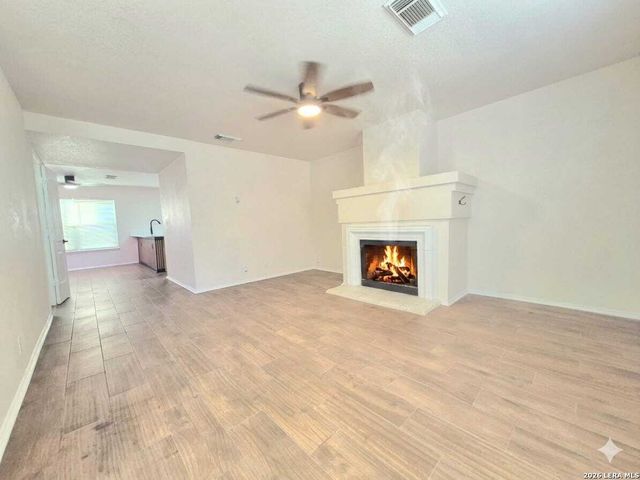 5 Stallion Hls, San Antonio, TX 78238
