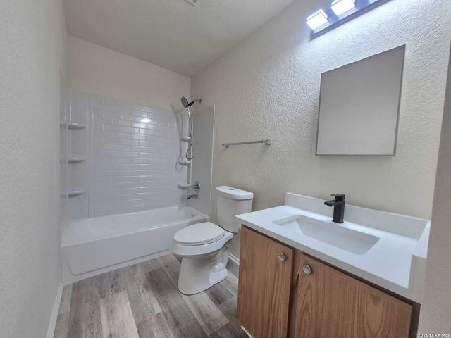 5 Stallion Hls, San Antonio, TX 78238