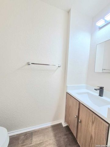 5 Stallion Hls, San Antonio, TX 78238