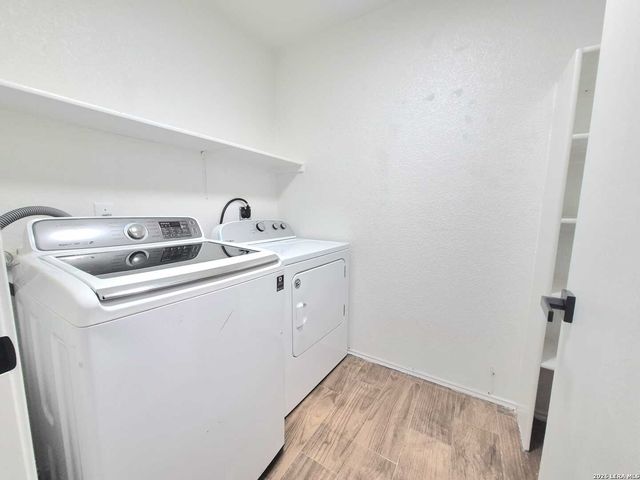 5 Stallion Hls, San Antonio, TX 78238
