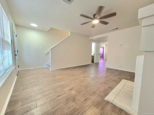 5 Stallion Hls, San Antonio, TX 78238