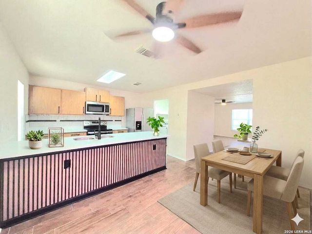 5 Stallion Hls, San Antonio, TX 78238