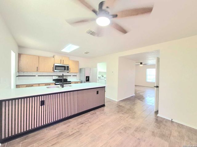 5 Stallion Hls, San Antonio, TX 78238