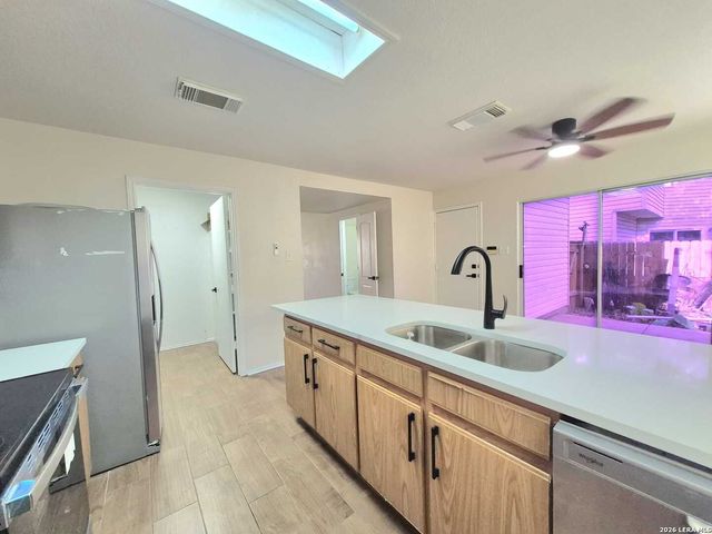 5 Stallion Hls, San Antonio, TX 78238