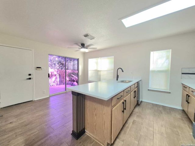 5 Stallion Hls, San Antonio, TX 78238