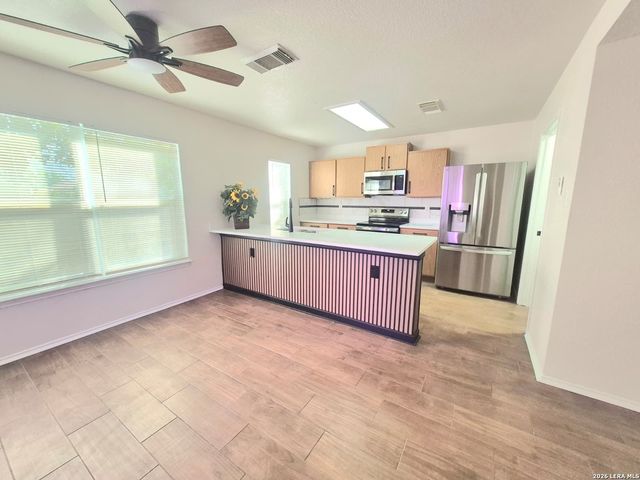 5 Stallion Hls, San Antonio, TX 78238