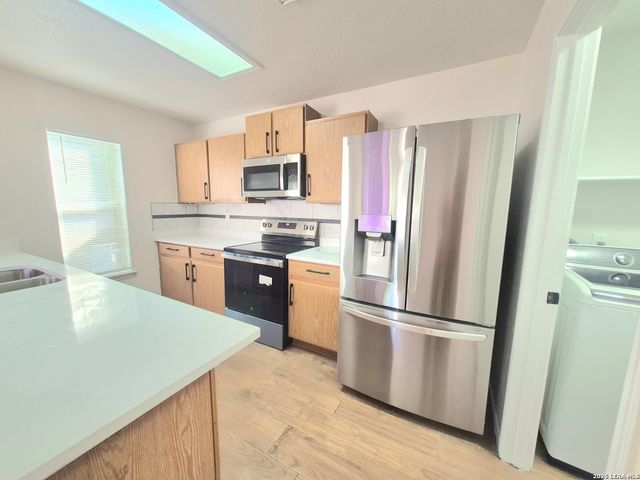 5 Stallion Hls, San Antonio, TX 78238