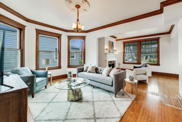 256 Blackhawk Road, Riverside, IL 60546