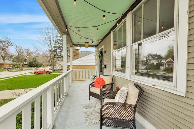 256 Blackhawk Road, Riverside, IL 60546