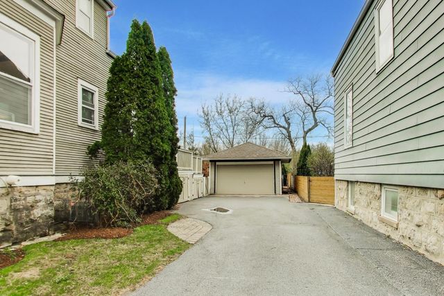 256 Blackhawk Road, Riverside, IL 60546