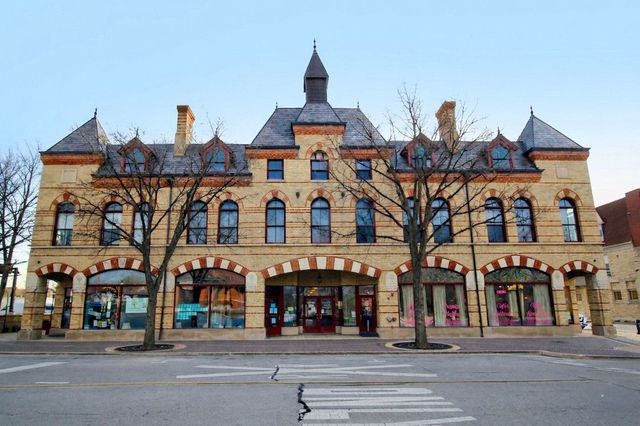 256 Blackhawk Road, Riverside, IL 60546