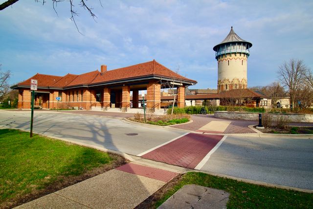 256 Blackhawk Road, Riverside, IL 60546