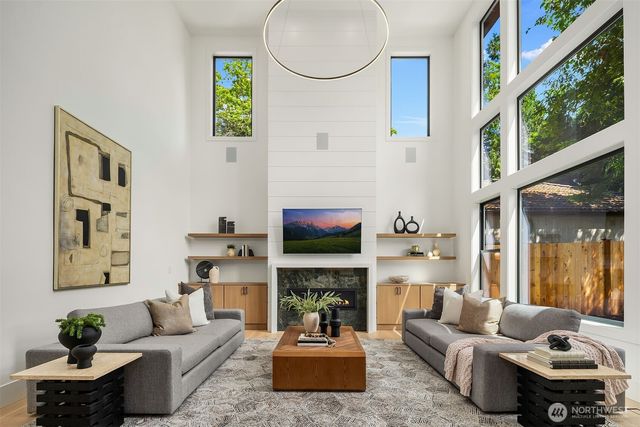 8016 Fairway Drive NE, Seattle, WA 98115