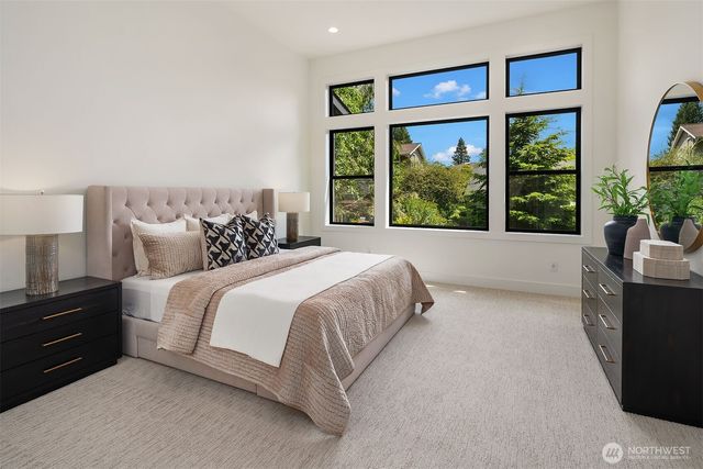 8016 Fairway Drive NE, Seattle, WA 98115