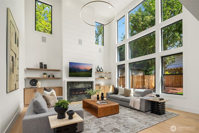 8016 Fairway Drive NE, Seattle, WA 98115