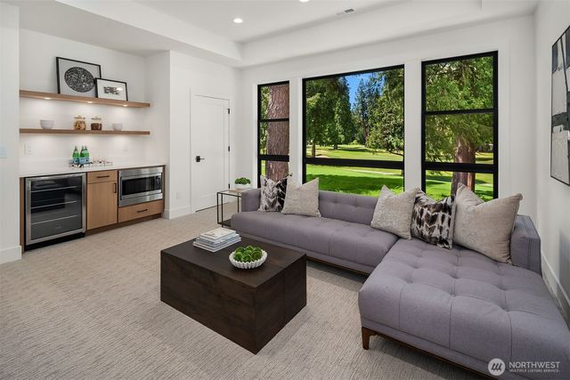 8016 Fairway Drive NE, Seattle, WA 98115