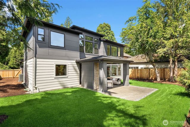 8016 Fairway Drive NE, Seattle, WA 98115