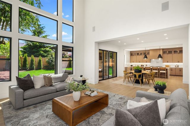 8016 Fairway Drive NE, Seattle, WA 98115